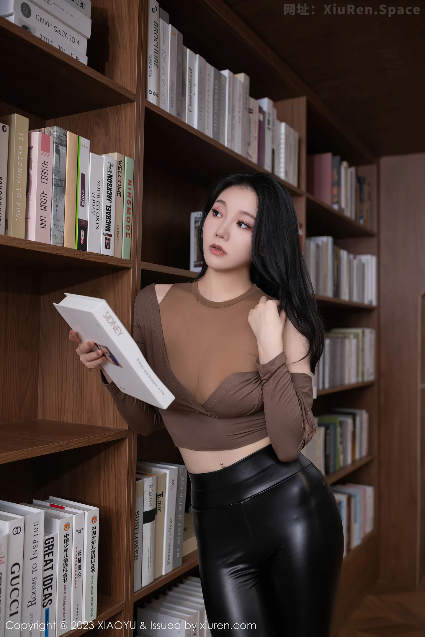 图片[4]-[XiuRen秀人网]VOL.7133 模特安然anran性感咖啡色上衣配黑色皮长裤秀完美身材诱惑写真80P-秀人网官方网站